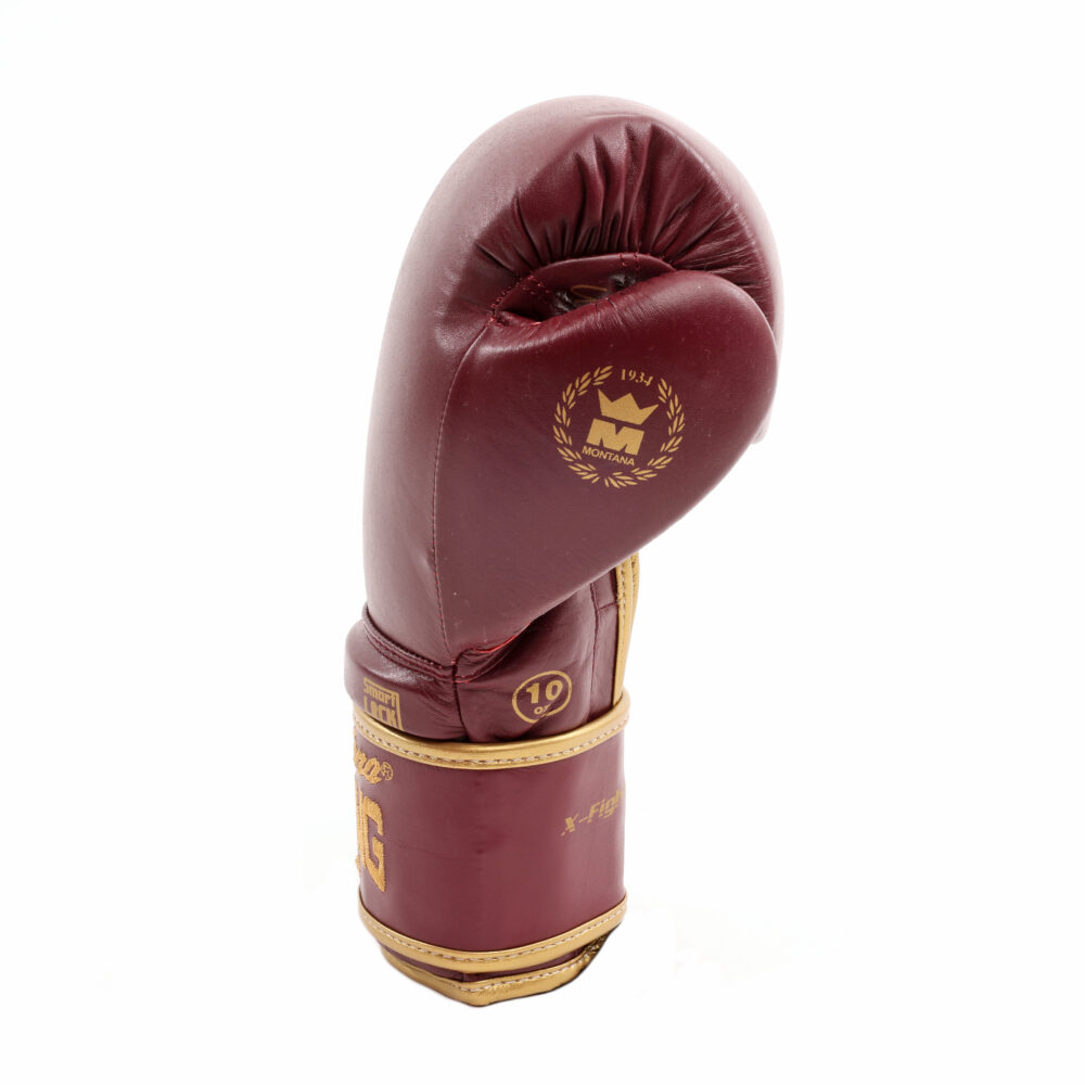 Gant de boxe bordeaux Montana X-FIGHT Evo Legend vu de profil, poing fermé, avec le blason doré à la couronne apposé sur la manchette.