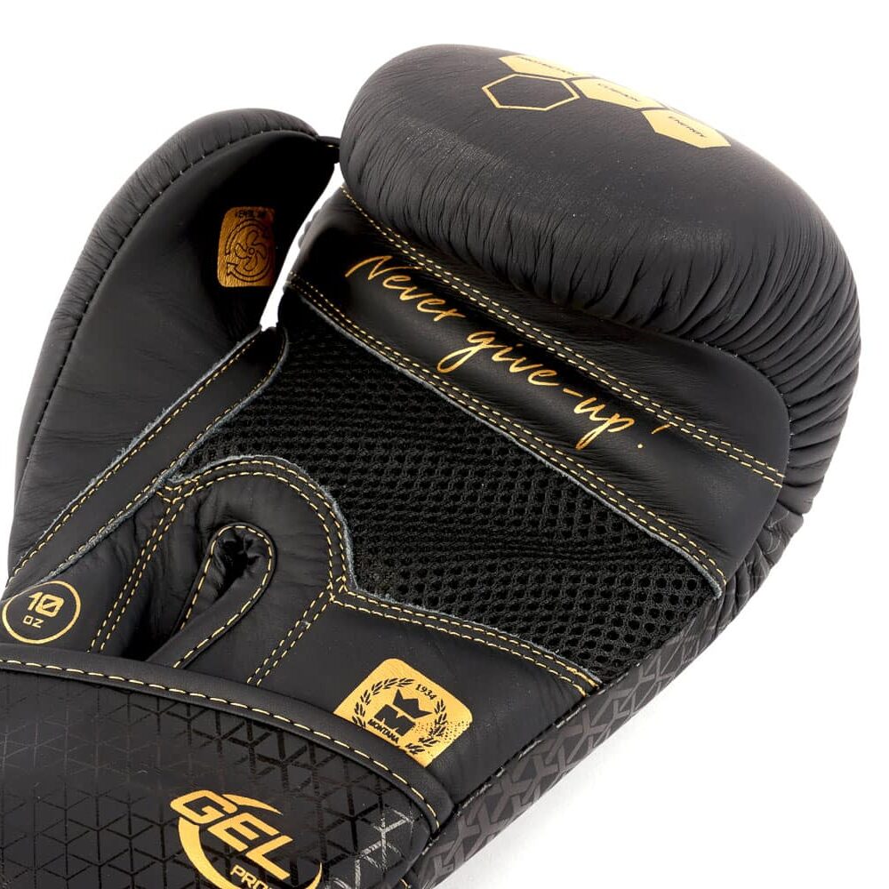 Gants de boxe noirs Montana VANGUARD NewCode à l’intérieur ergonomique, mousse injectée et gel protecteur pour une protection renforcée lors des séances multiboxes intenses.