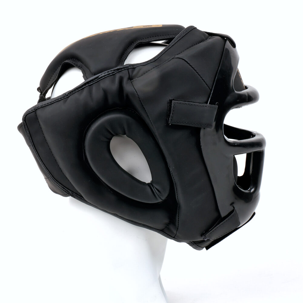 Casque de boxe noir Montana FACESHIELD PROTECTOR NewCode vu de profil, montrant la protection latérale en mousse EVA haute densité et l’ouverture auriculaire.
