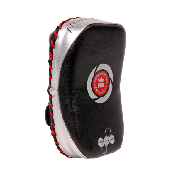 Mini pao noir et argent Montana FORCELIGHT en PolyComposite vu de profil, avec surpiqûres rouges apparentes et blason rouge de la marque.