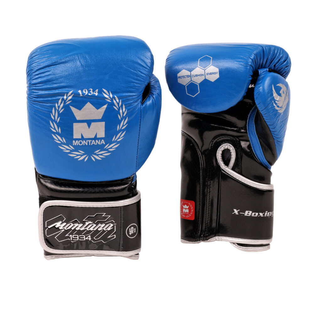 Paire de gants de boxe bleus et noirs Montana X-BOXING NewCode, vue de dos et de profil, avec le blason argenté à la couronne daté 1934 et la manchette noire à scratch.