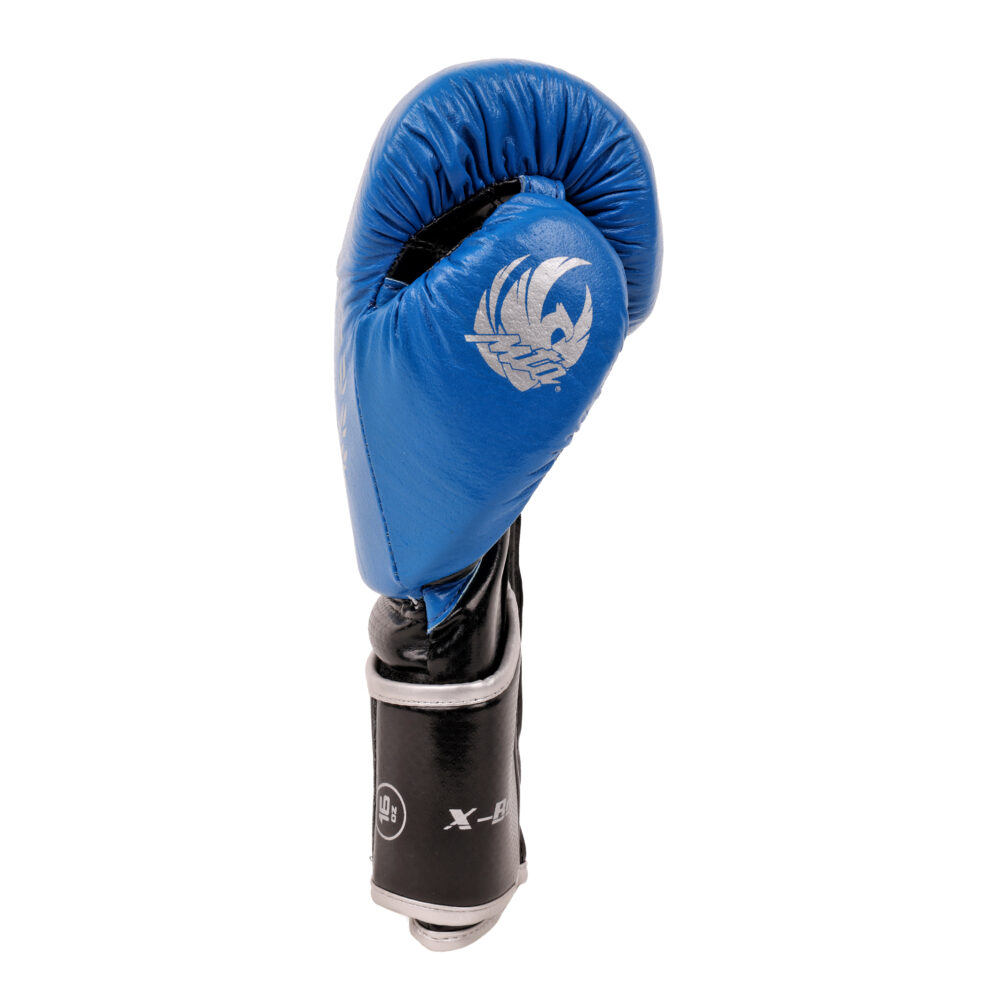 Gant de boxe bleu Montana X-BOXING NewCode vu de dos, montrant le phénix argenté imprimé sur la surface de frappe et le poignet noir contrasté.