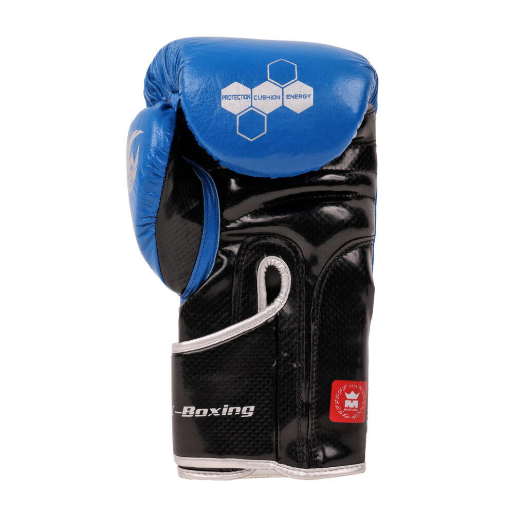 Gant de boxe bleu Montana X-BOXING NewCode vu de profil, poing fermé, avec les hexagones argentés sur le dessus et la manchette noire à serrage scratch.
