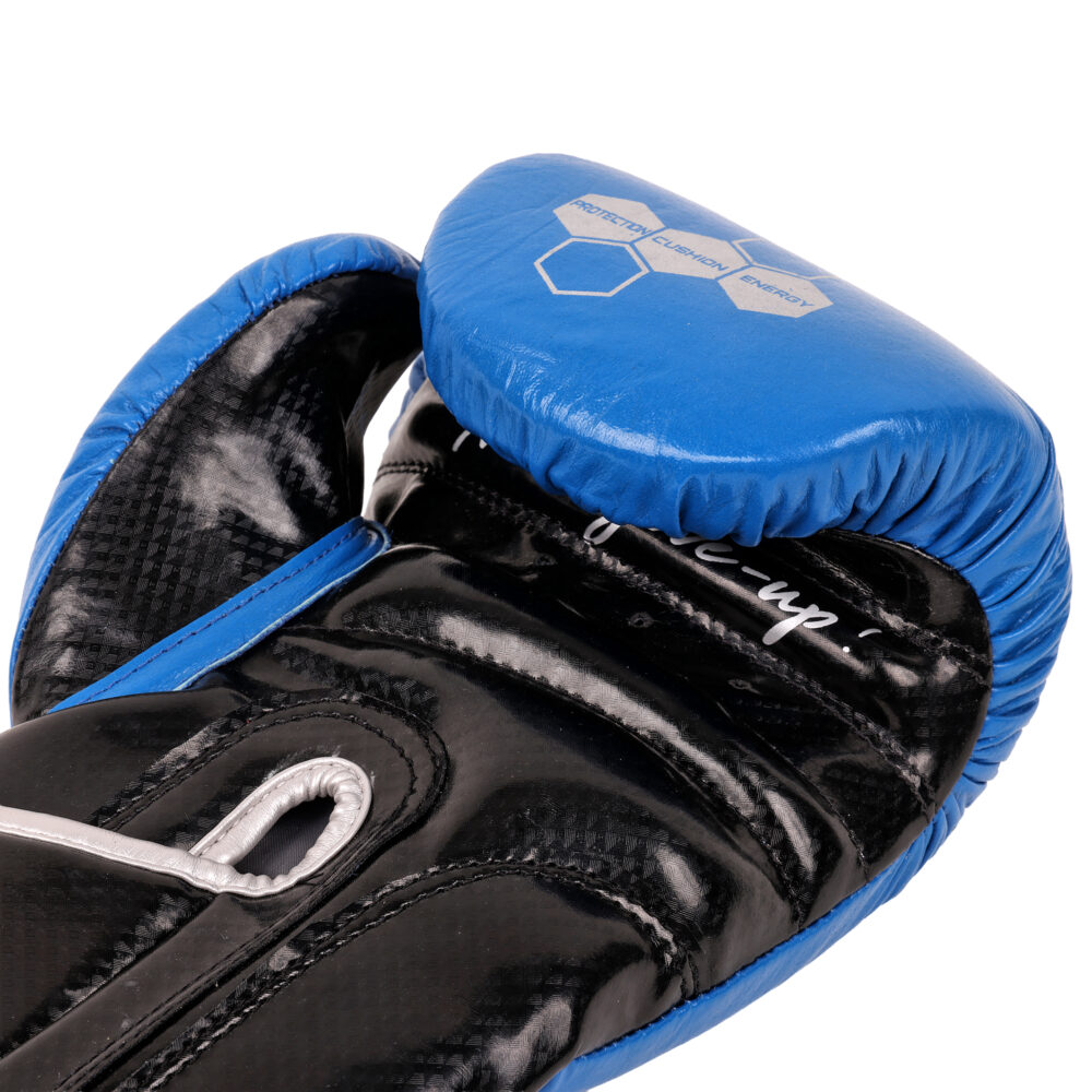 Face intérieure du gant de boxe Montana X-BOXING NewCode : paume noire, ouverture de la manchette et surpiqûres contrastées sur le bleu.