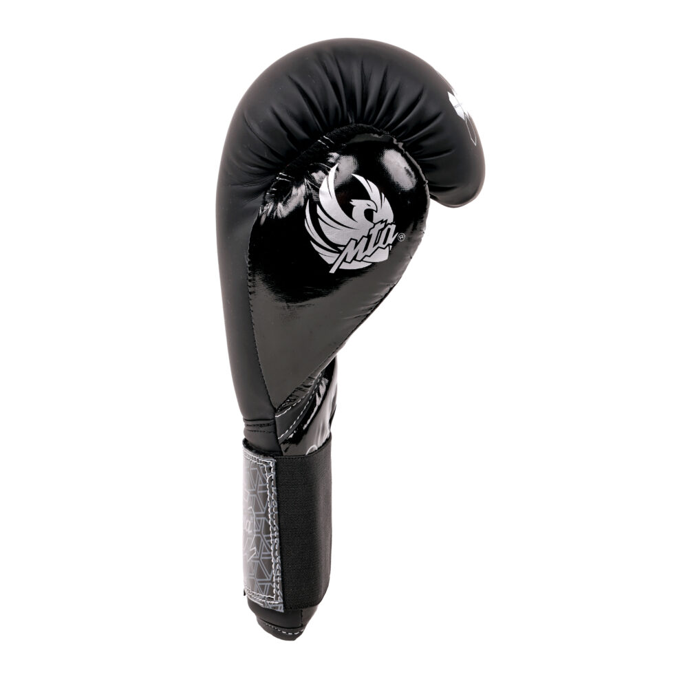 Gant de boxe noir Montana GHOST BlackCode vu de profil, poing fermé, avec le motif Ghost imprimé sur le flanc et la manchette à fermeture élastique.