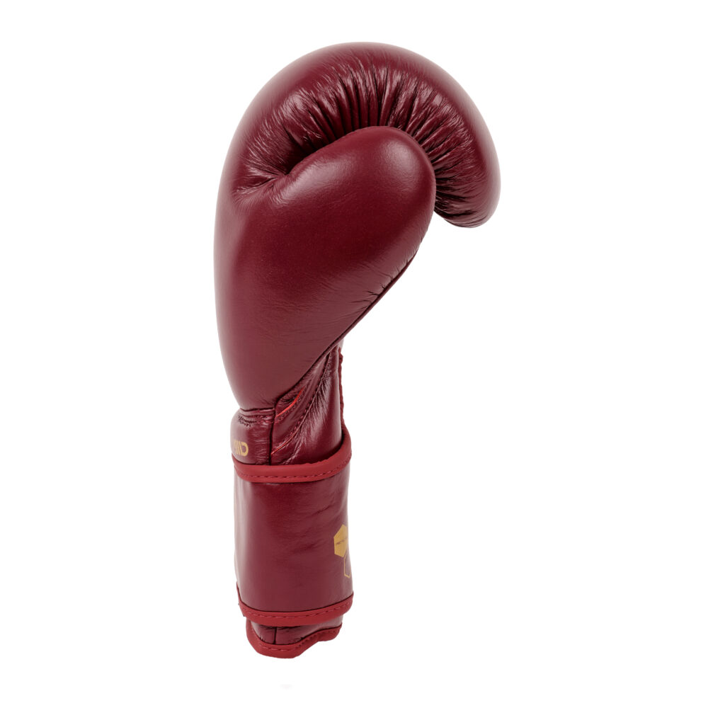 Gant de boxe bordeaux Montana VICTORY Legend vu de profil, poing fermé, montrant la courbure du bloc mousse et la manchette à fermeture scratch.