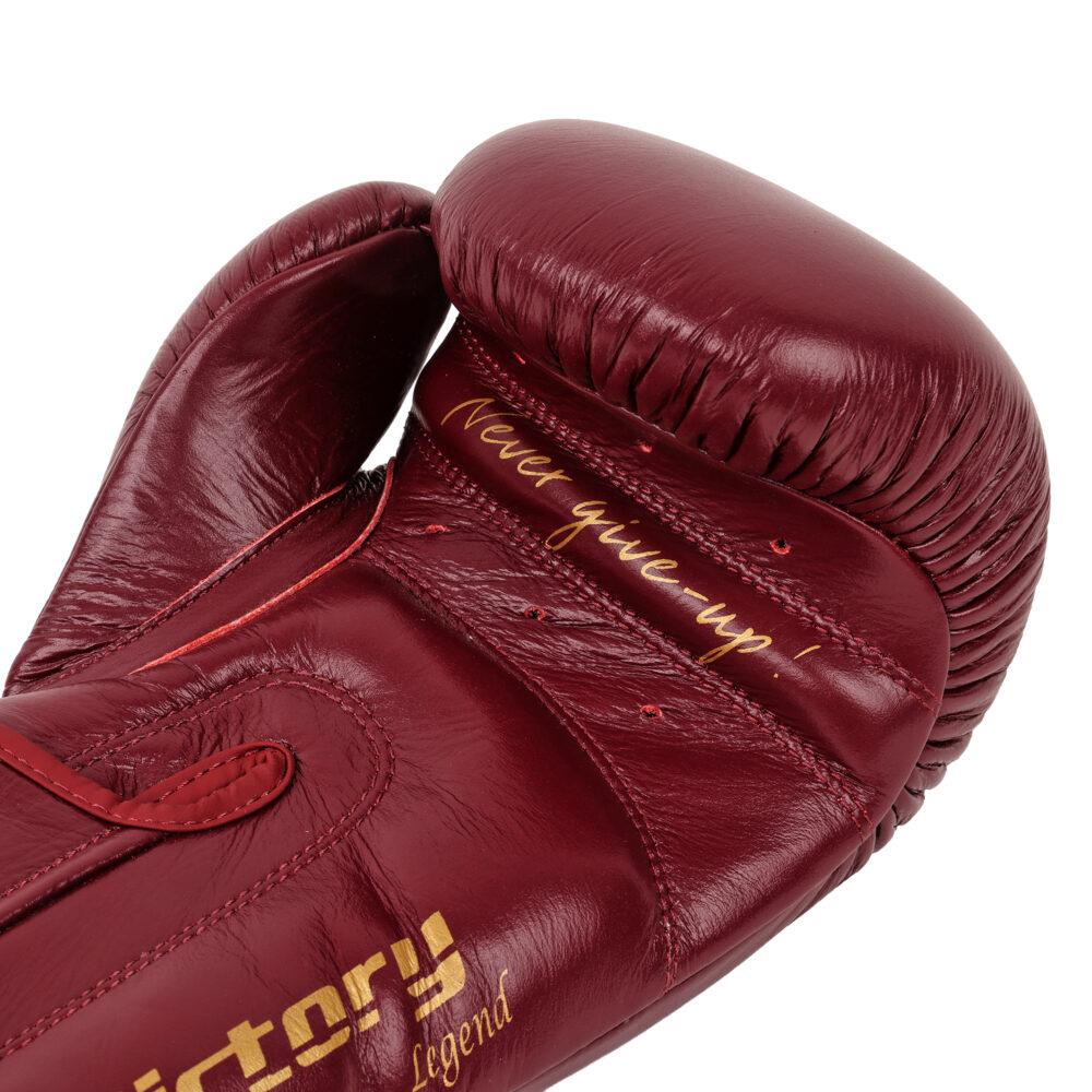 Détail macro du gant de boxe Montana VICTORY Legend : grain du cuir bordeaux, inscription dorée Never give-up et lettrage Victory.
