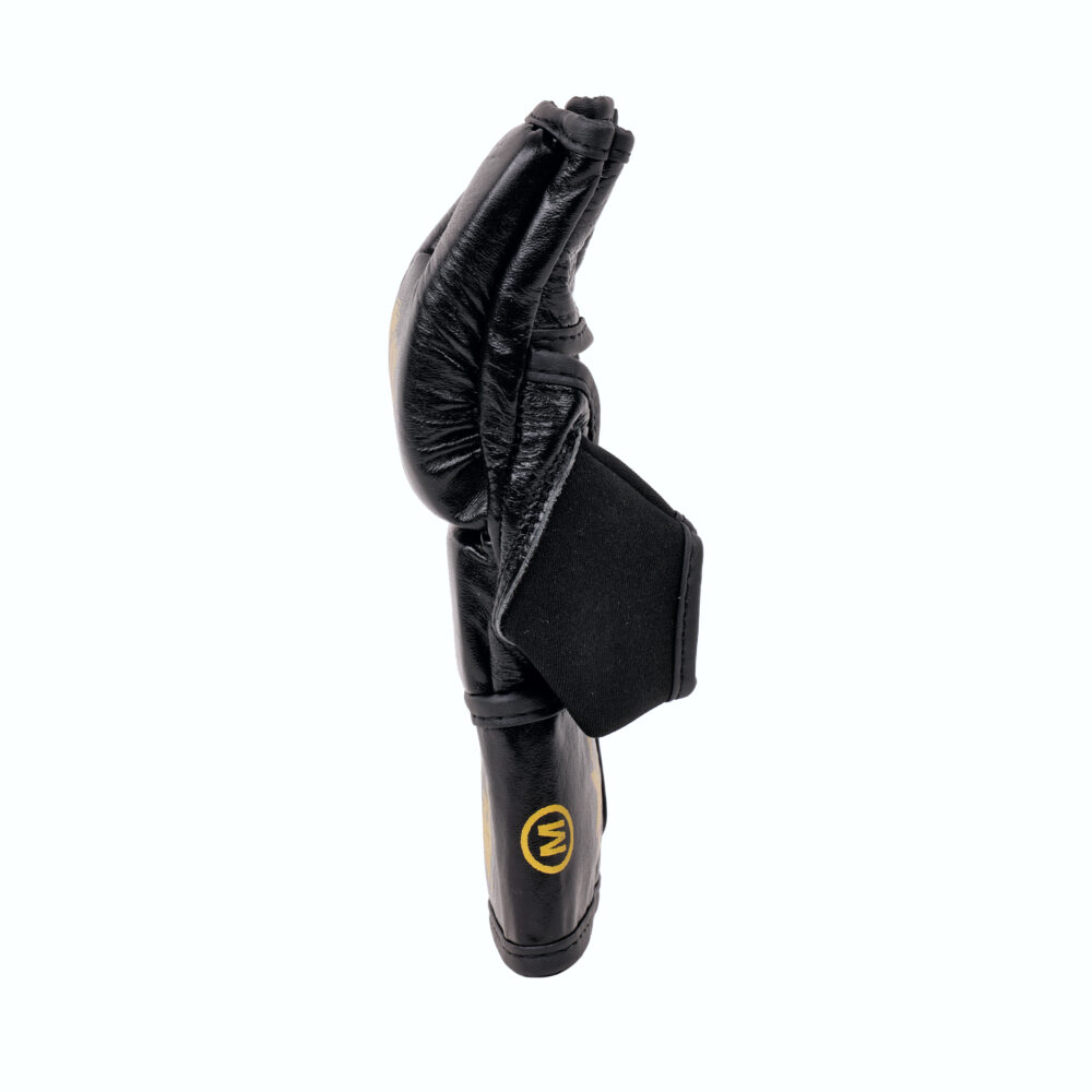 Gant MMA noir Montana HELLFIRE vu de profil, montrant la finesse du profil et la sangle de poignet à fermeture scratch.