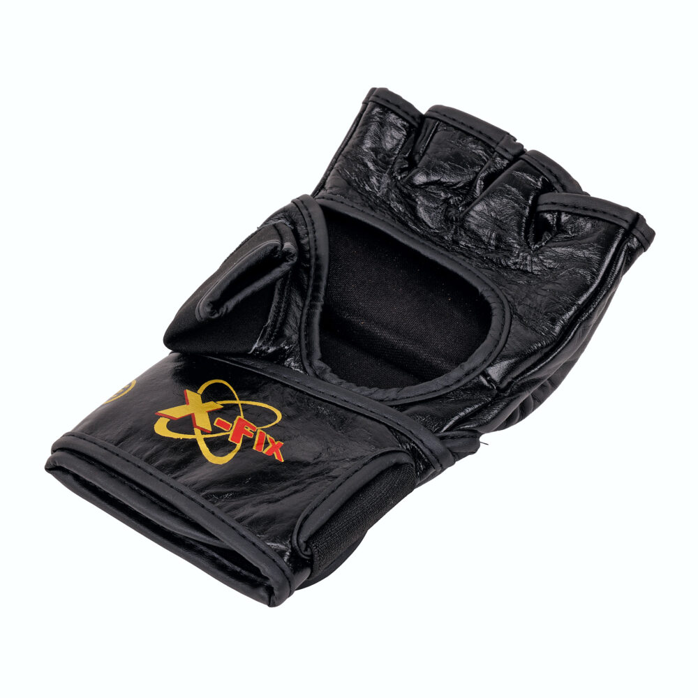 Gant MMA noir Montana HELLFIRE vu de trois quarts, montrant l’intérieur de la paume, la barre de préhension et le logo doré sur la sangle.