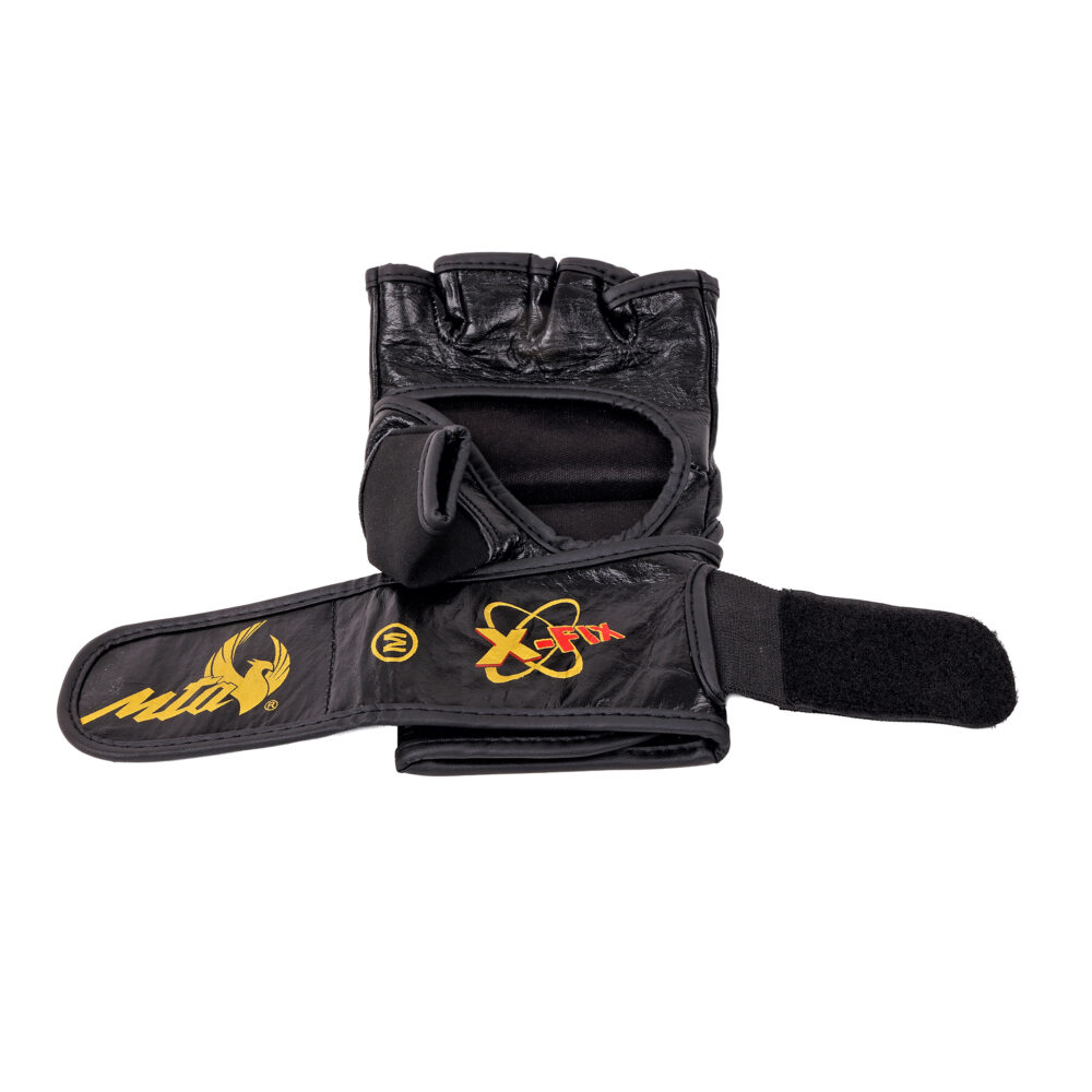 Gant MMA noir Montana HELLFIRE avec la sangle de poignet ouverte, montrant le système de fermeture rapide par bande auto-agrippante.