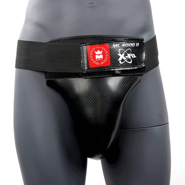 Coquille de protection MONTANA MC4000 X-Fix noire, monocoque anatomique, conçue pour les entraînements semi-pros. Système de serrage précis et maintien optimal.