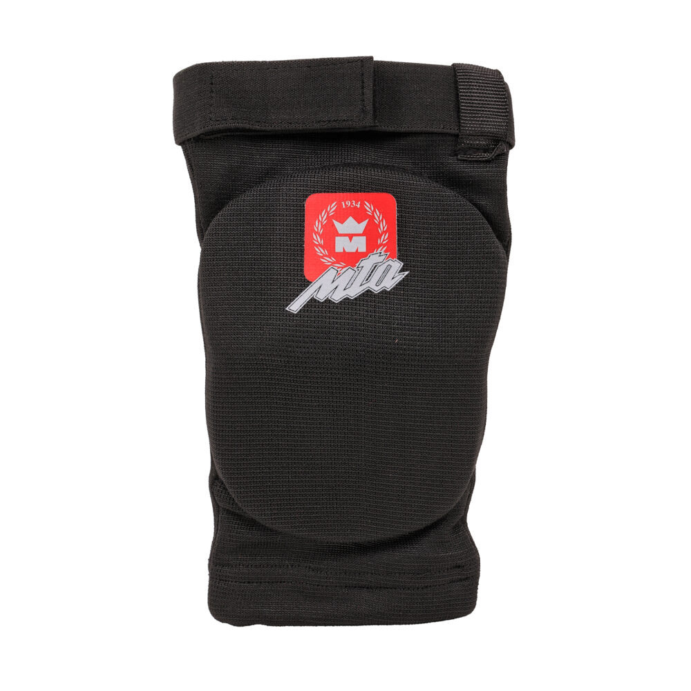 Protège-coude noir Montana ELBOWGUARD vu de face, montrant le coussin de mousse dense qui couvre la pointe du coude et le blason rouge MTA.
