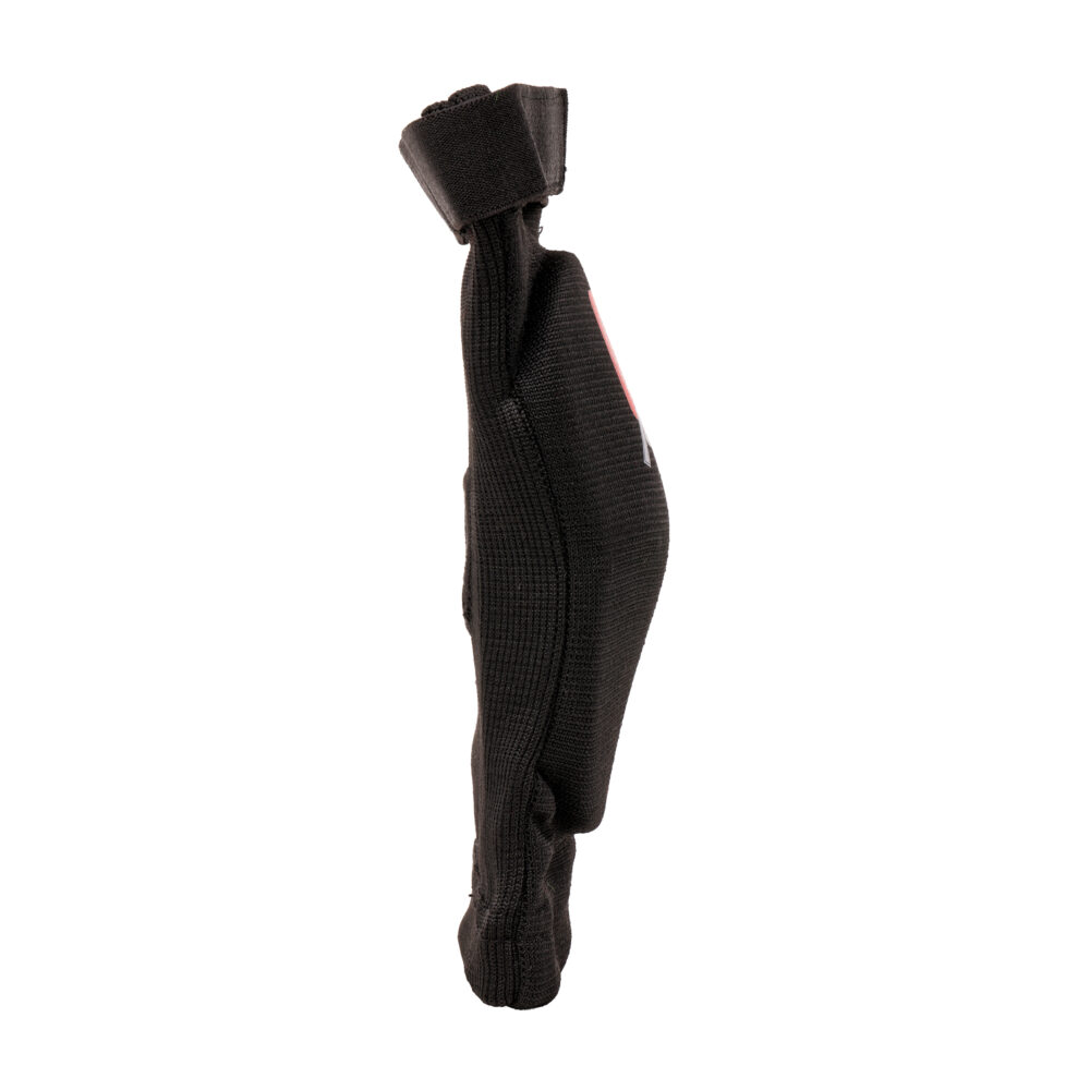 Protège-coude noir Montana ELBOWGUARD vu de profil, montrant l’épaisseur du rembourrage et la souplesse du manchon extensible.