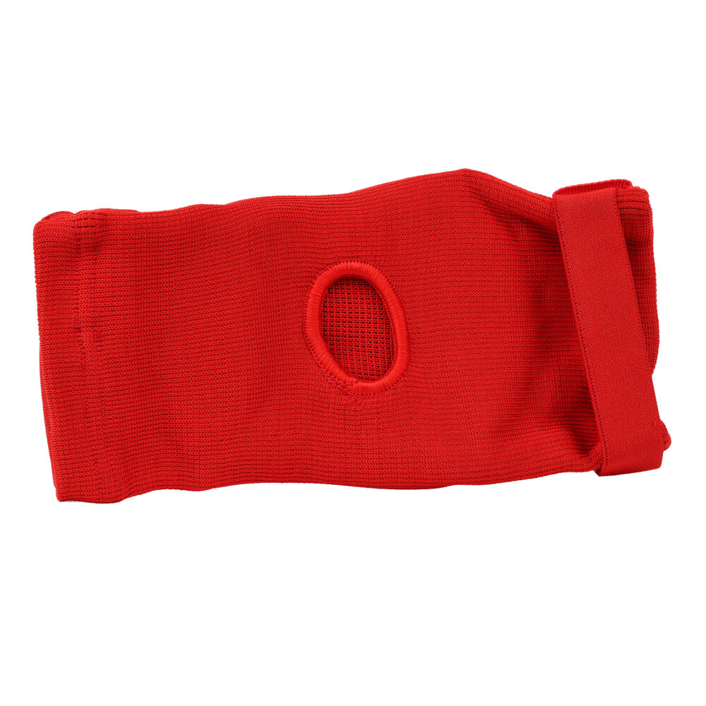 Protège-coude rouge Montana ELBOWGUARD posé à plat, montrant l’ouverture centrale qui dégage l’articulation et la coupe préformée.