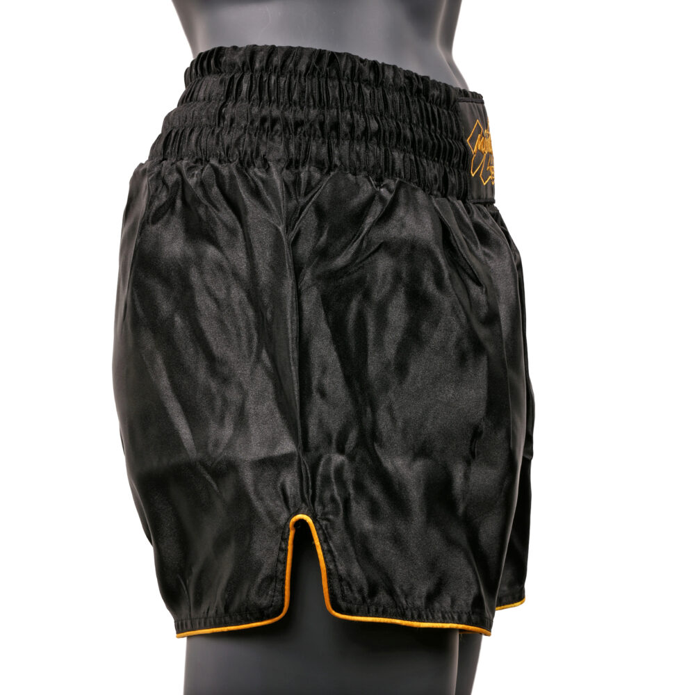 Short de boxe noir Montana MULTIBOX NewCode vu de dos, montrant la large bande élastique de ceinture et la coupe ample des jambes.