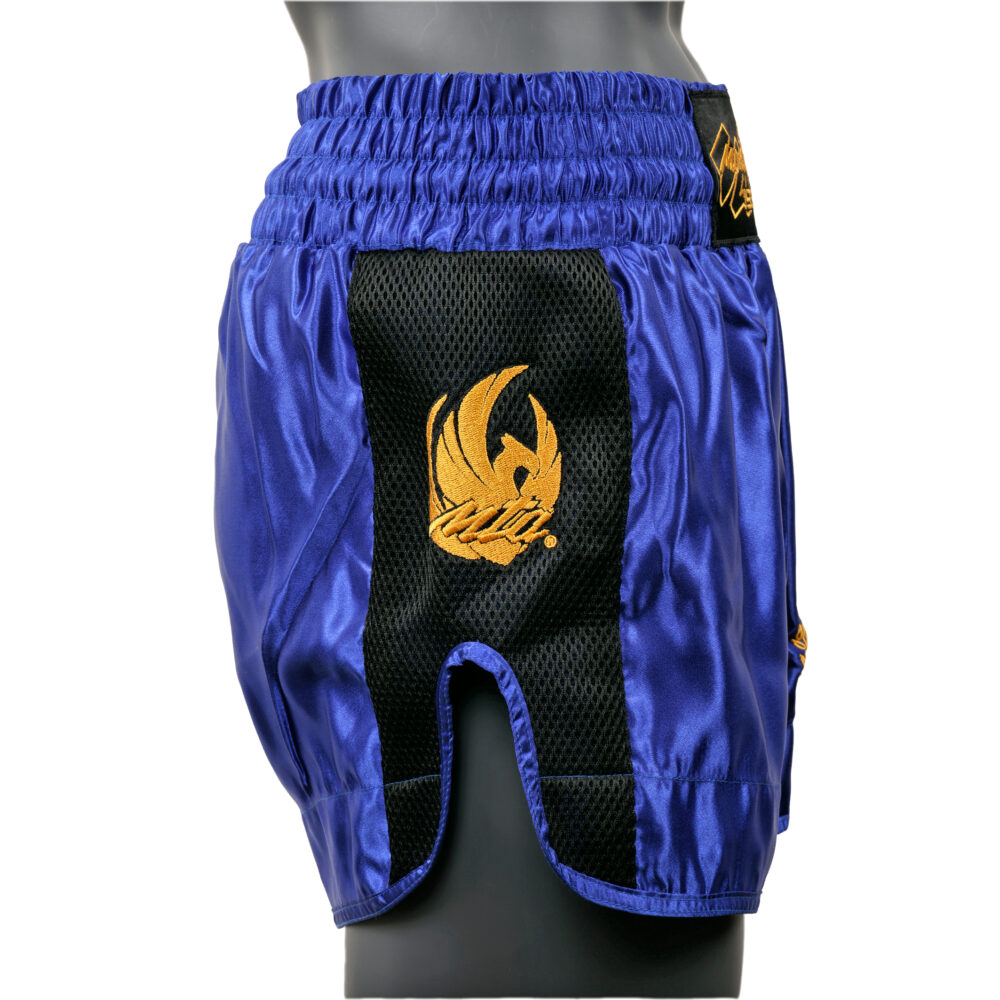 Short de boxe bleu Montana MUAY THAI NewCode vu de profil, montrant la bande latérale en mesh VENTIL’AIR et le phénix doré imprimé.