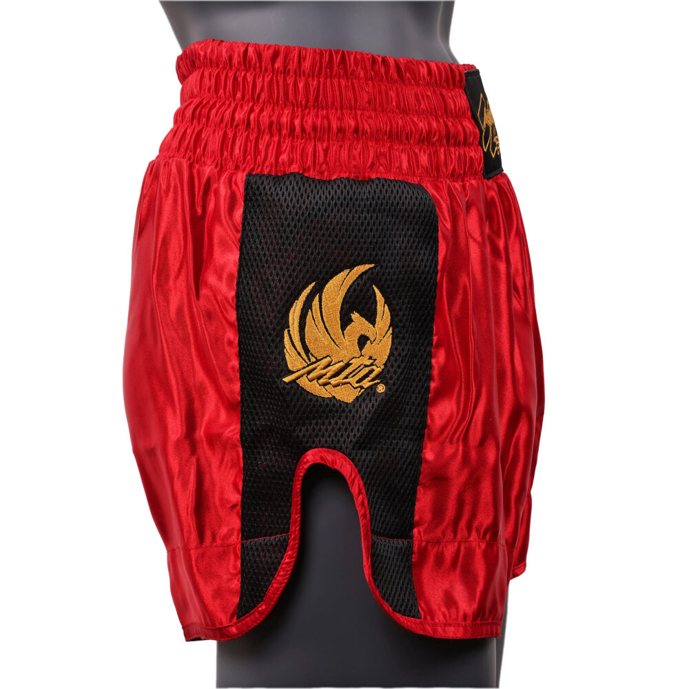 Short de boxe rouge Montana MUAY THAI NewCode vu de profil, montrant la bande latérale en mesh VENTIL’AIR et le phénix doré imprimé.