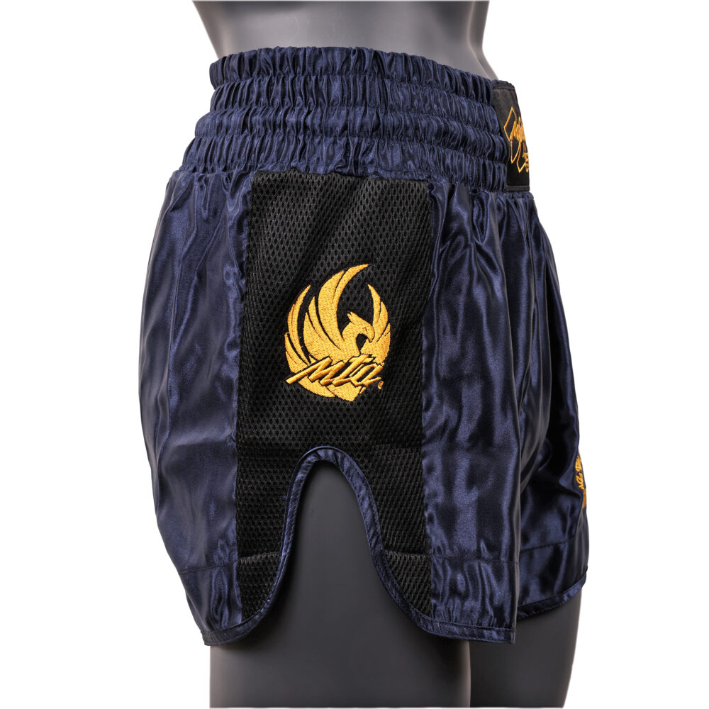 Short de boxe navy Montana MUAY THAI NewCode Poseidon vu de profil, montrant la bande latérale en mesh VENTIL’AIR et le phénix doré imprimé.