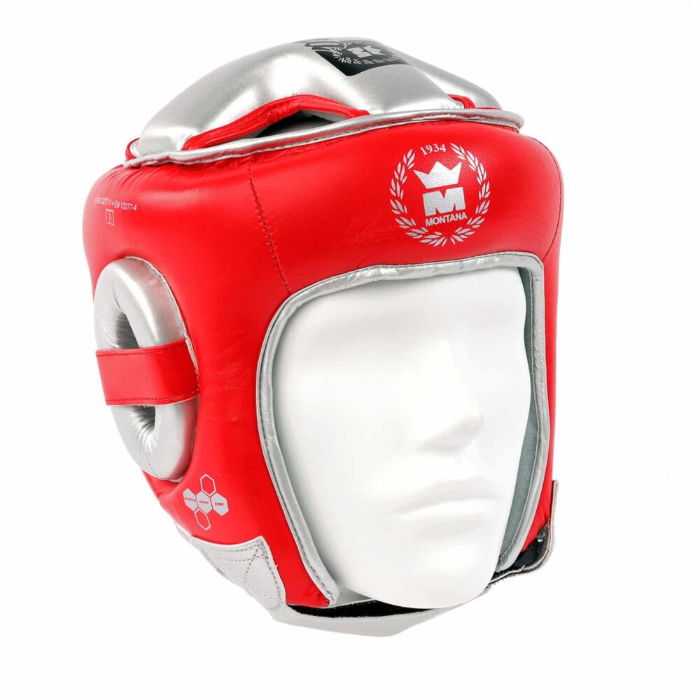Casque de boxe rouge Montana HELMET TFK, vue 3/4 avant, affichant sa forme enveloppante avec protections latérales épaisses et ouverture frontale large pour garantir vision et sécurité durant la pratique de la boxe.
