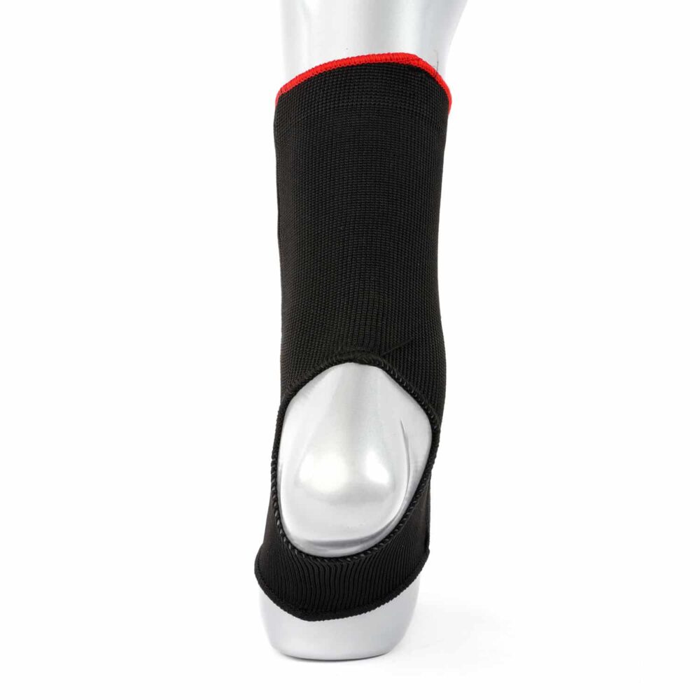 Chevillère noire renforcée ANKLEGUARD avec mousse dense au niveau de la cheville et du coup de pied, soutien et absorption des chocs.