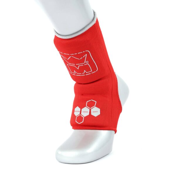 Chevillère rouge ANKLEGUARD dotée de protections en mousse haute densité, stabilité accrue et confort lors des frappes.