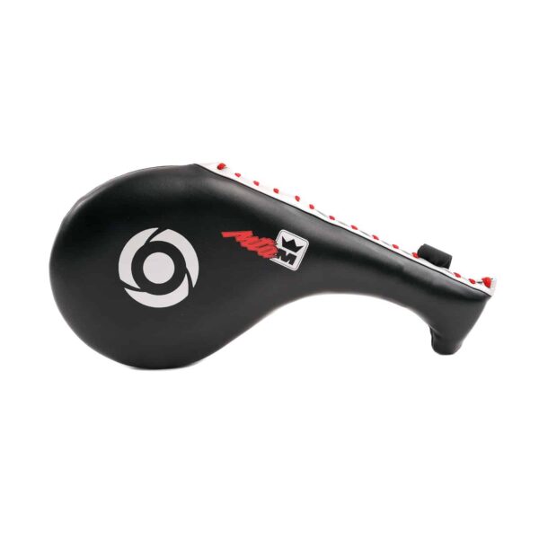 Cible d’entraînement Montana TRAINING Paddle 45x23 cm en PolyComposite, conçue pour les enchaînements rapides pieds-poings. Mousse EVA absorbante, finition soignée et sangle poignet renforcée pour une prise fiable.