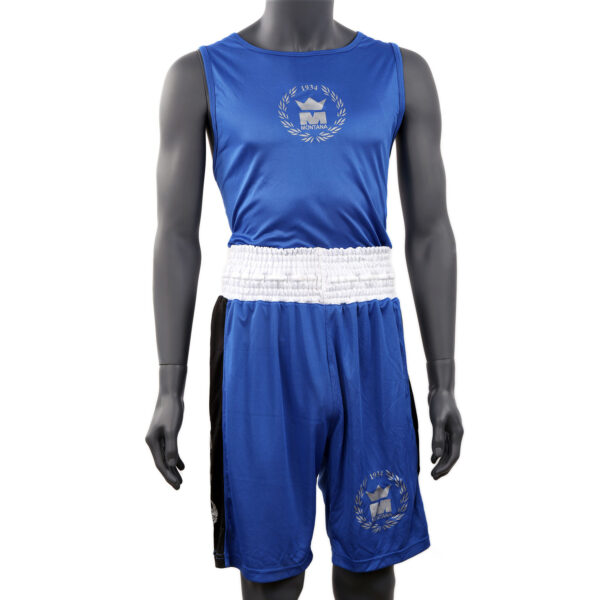 Ensemble bleu PRACTICE pour l'entraînement, en tissu polyester léger et respirant, avec short à large bande élastique et débardeur assorti.