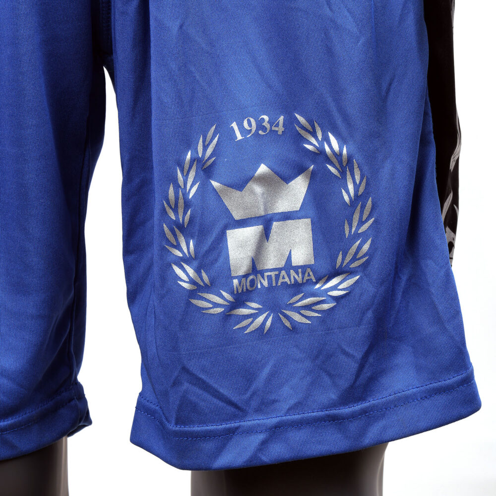 Ensemble bleu PRACTICE pour l'entraînement, en tissu polyester léger et respirant, avec short à large bande élastique et débardeur assorti.