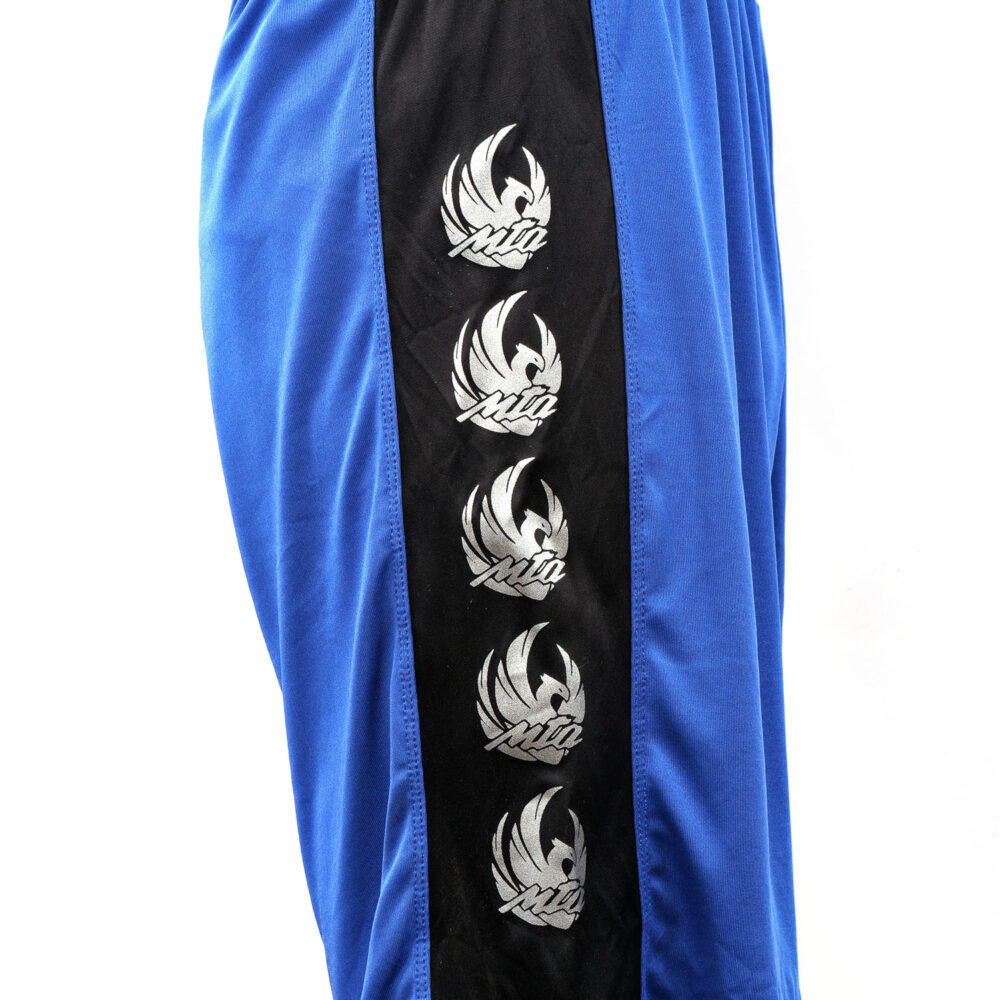 Ensemble bleu PRACTICE pour l'entraînement, en tissu polyester léger et respirant, avec short à large bande élastique et débardeur assorti.