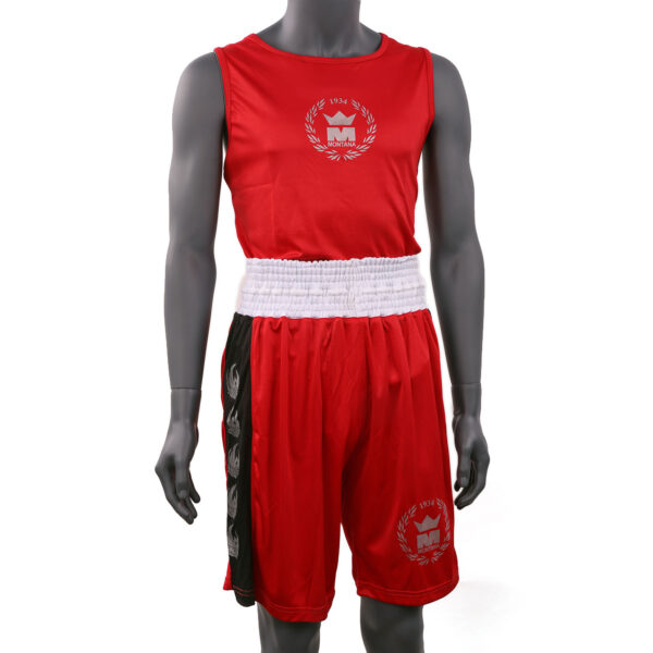 Ensemble PRACTICE rouge en polyester pour entraînement, avec débardeur et short à large ceinture, conçu pour liberté de mouvement et ventilation.