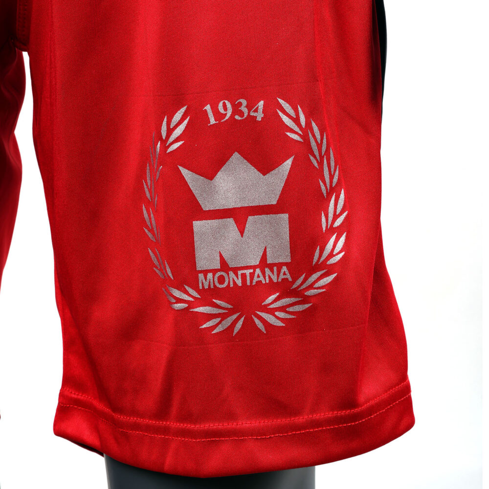 Ensemble PRACTICE rouge en polyester pour entraînement, avec débardeur et short à large ceinture, conçu pour liberté de mouvement et ventilation.