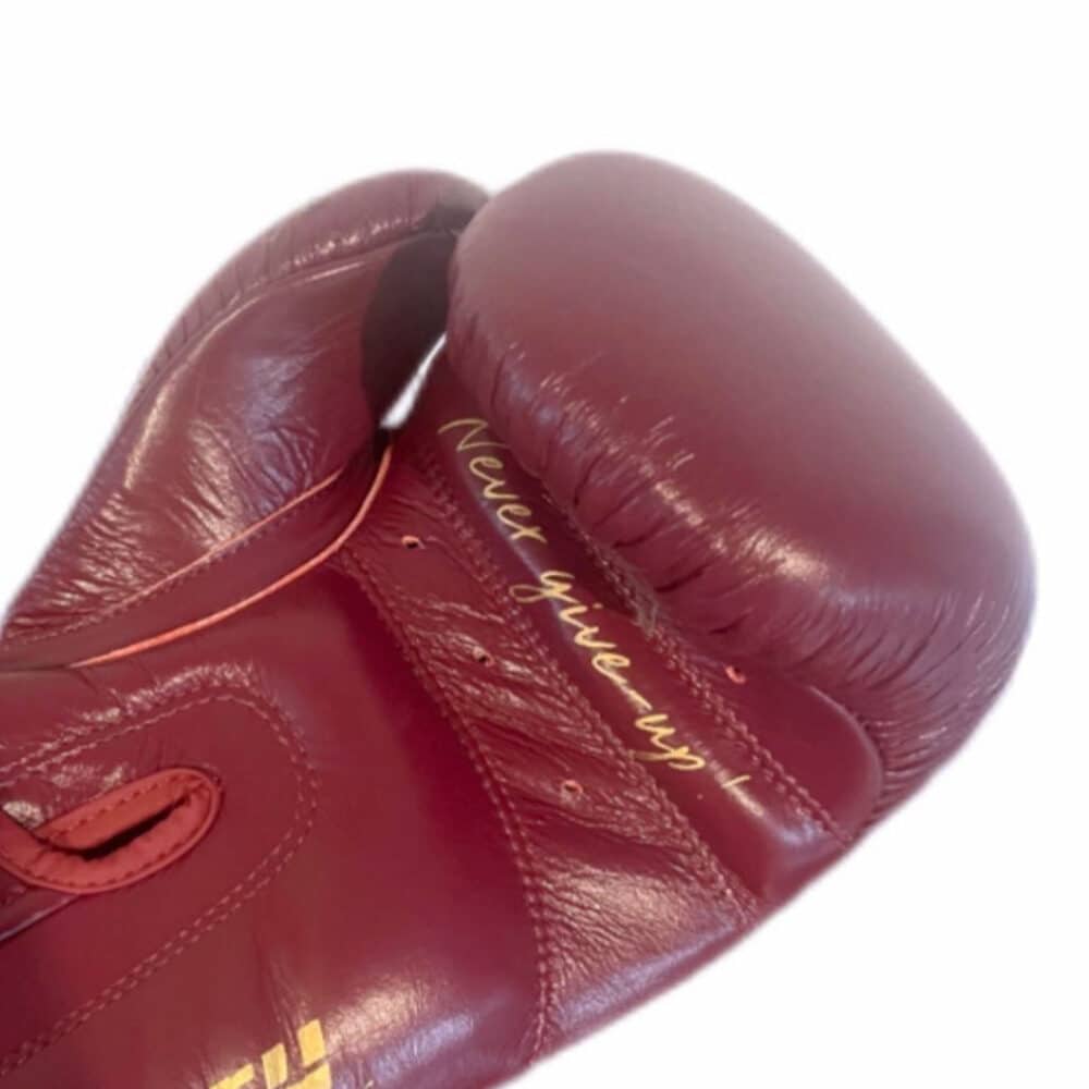 Gants bordeaux VICTORY avec mousse injectée protectrice, offrant un maintien sécurisé et précis pour les entraînements exigeants.