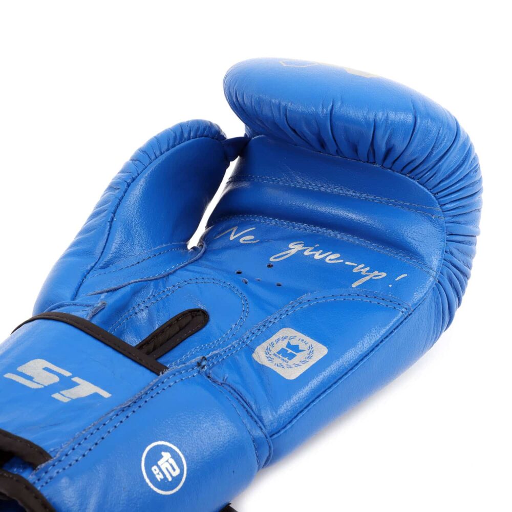 Gants de boxe bleus Montana 34ST NewCode – intérieur renforcé pour un maintien optimal et ergonomie dédiée à l’amateur.