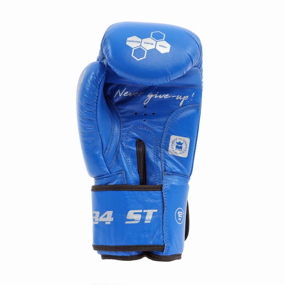 Gants de boxe bleus Montana 34ST NewCode – paume perforée avec signature “Never give up!” et renforts confort.