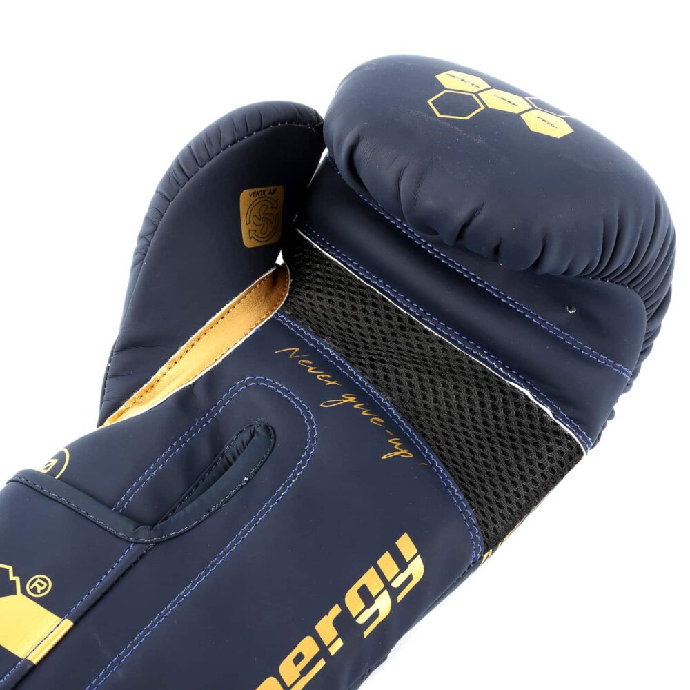 Gants de boxe bleus Montana ENERGY Poseidon adaptés aux entraînements intensifs en boxe thaï, anglaise, muay thaï, kick boxing et full contact, avec mousse injectée monobloc pour absorber les impacts.