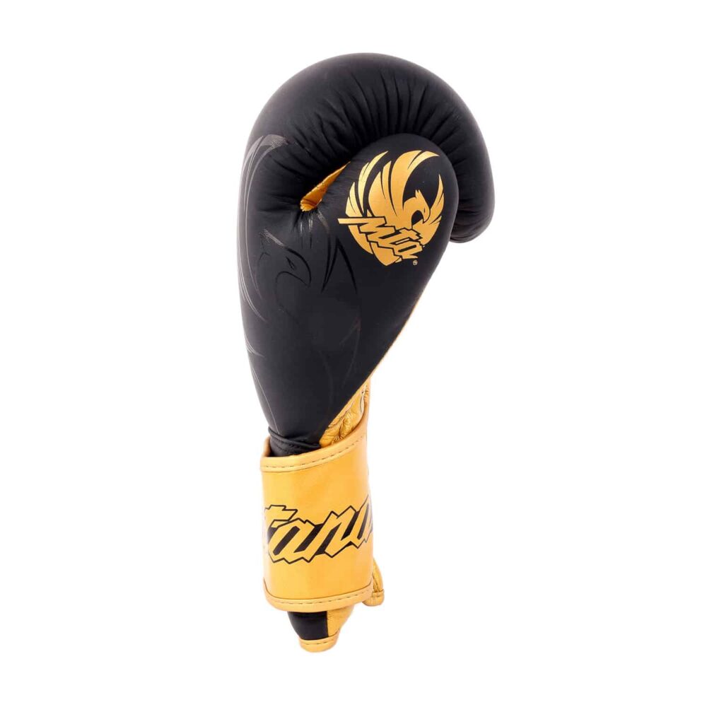 Gants de boxe noirs Montana DEVIL Phoenix – profil incurvé soulignant la fermeture SmartLock et la manchette robuste pour les entraînements compétitifs.