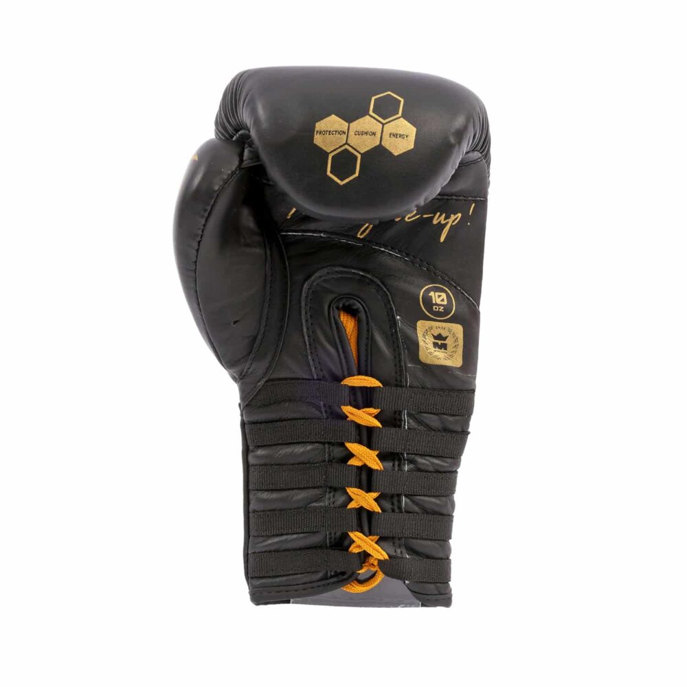Gants de boxe noirs Montana PRO NewCode – paume sans scratch, lacets visibles pour un maintien millimétré.
