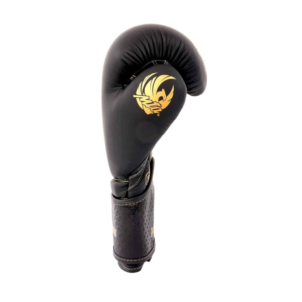 Gants de boxe noirs Montana VANGUARD NewCode au design profilé, équipés d’une manchette SMART LOCK et Roll Gipp pour un maintien du poignet optimal et une meilleure fermeture du poing.