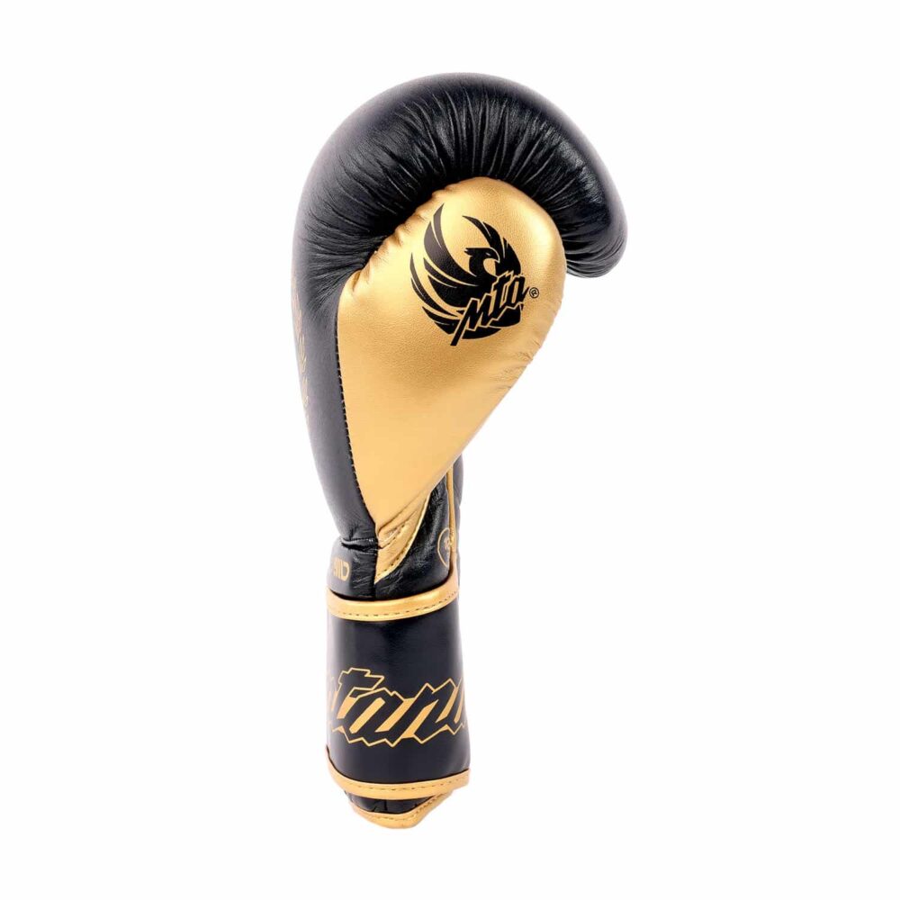 Gants de boxe noirs Montana VICTORY NewCode, profil latéral mettant en avant la courbure naturelle du gant, son cuir de qualité et sa mousse injectée idéale pour l’impact en disciplines multiboxes.