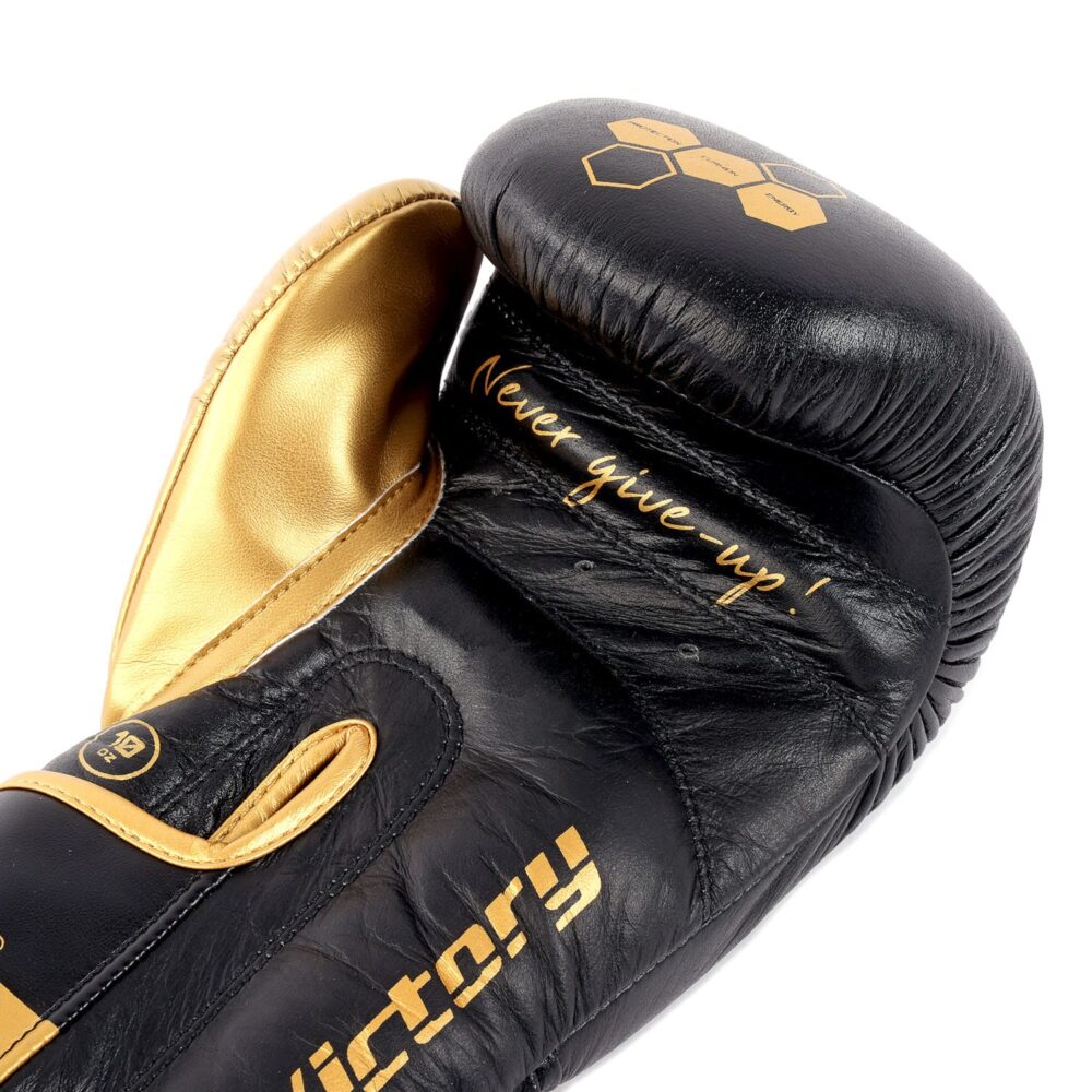 Gants de boxe noirs Montana VICTORY NewCode présentant l’intérieur ergonomique et le renfort Roll Gipp pour une meilleure fermeture du poing et un maintien du poignet adapté aux boxeurs intensifs.