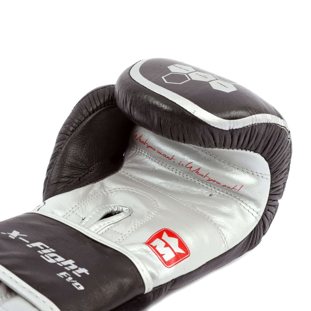Gants de boxe noirs Montana X-FIGHT Evo BlackForce pour boxe anglaise, kick boxing, Muay Thai et full contact, avec insert absorbant haute densité, confort optimisé et inscription rouge “What you want is what you get!”