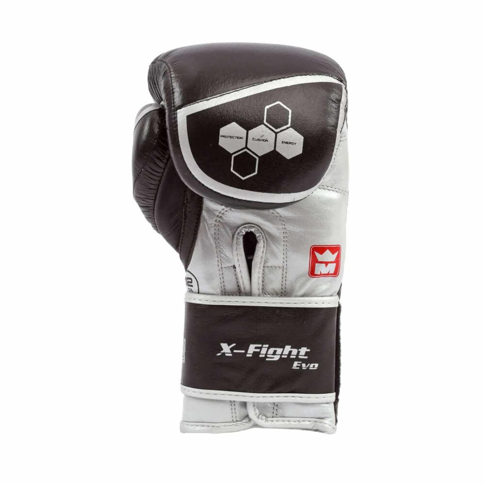 Gants de boxe noirs Montana X-FIGHT Evo BlackForce adaptés à la boxe thaï, Muay Thai, full contact et disciplines multiboxes, avec paume ventilée en cuir, doublure satin 'soft' et Roll Gripp’ pour des frappes précises.