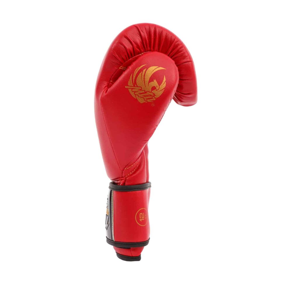 Gants de boxe rouges Montana X-PERIENCE NewCode pour kick boxing, Muay Thai, full contact et boxe anglaise, silhouette incurvée et logo latéral doré sur fond rouge puissant.