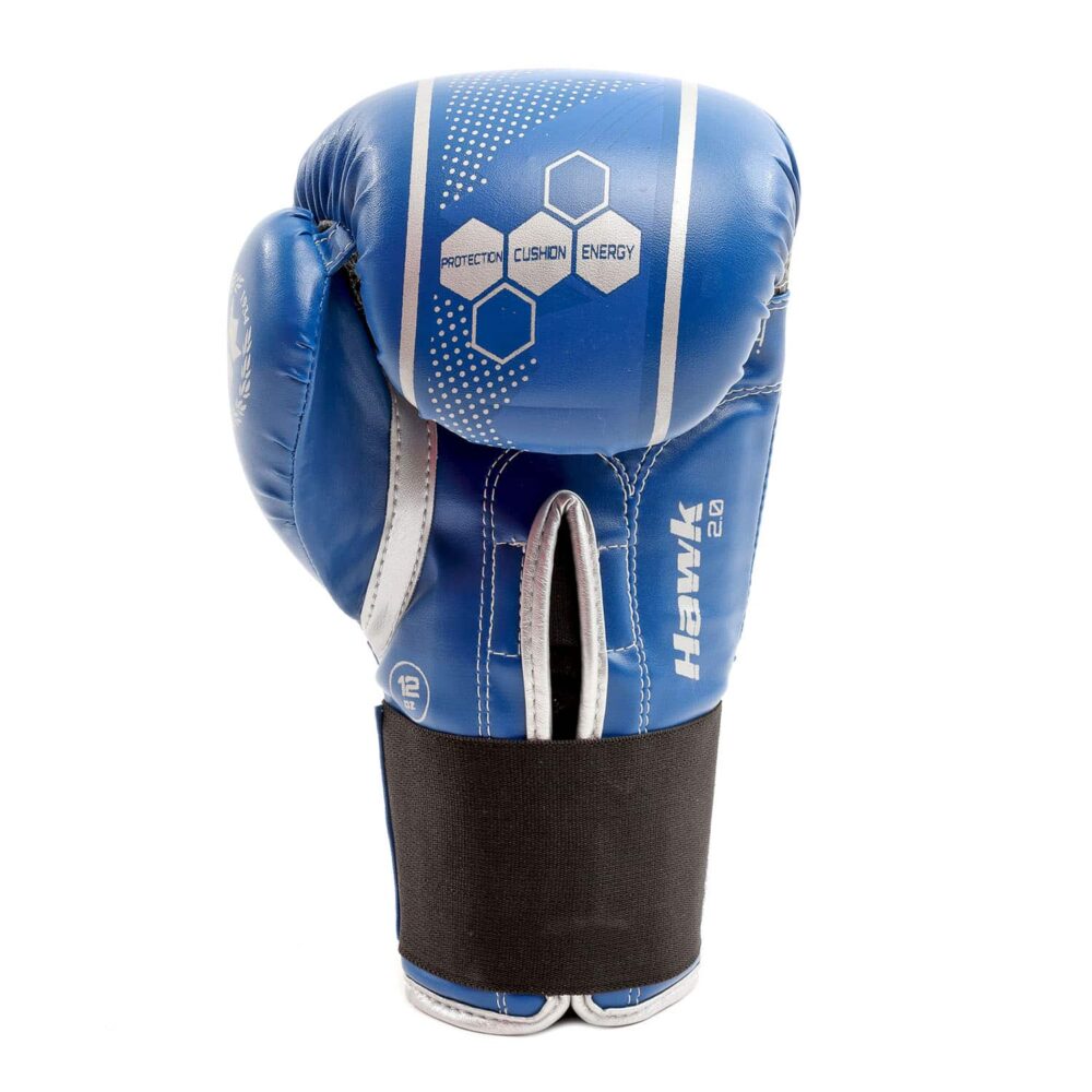 Gants de boxe bleus Montana HAWK avec paume ventilée VENTIL'AIR pour garder les mains au sec lors des entraînements de boxe multiboxes, dotés d’un message motivant et d’une mousse absorbante monobloc.