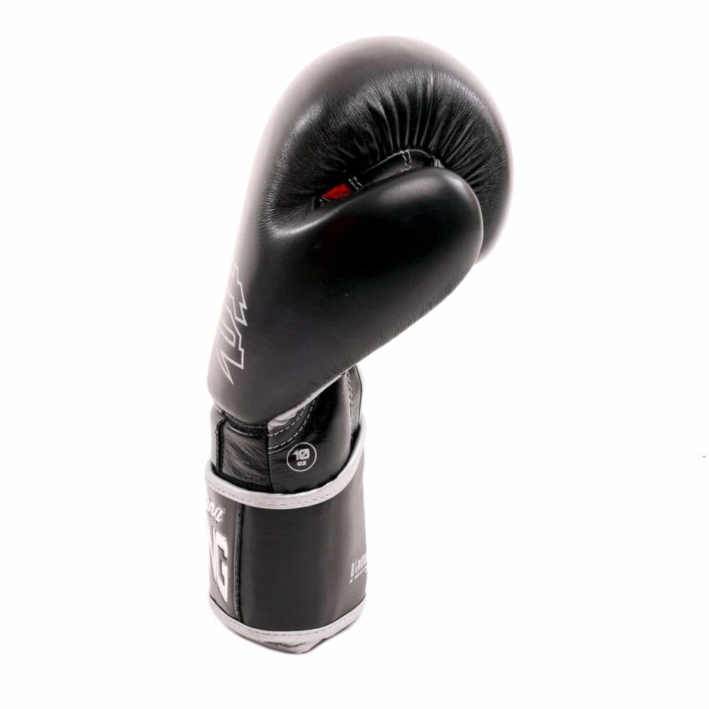 Gants de boxe noirs Montana VANGUARD Identity avec profil profilé, manchette Smart Lock et Roll Gipp, garantissant un maintien parfait du poignet et une fermeture du poing naturelle.