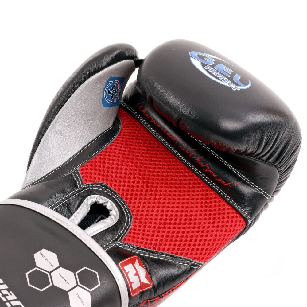 Gants de boxe noirs Montana VANGUARD Identity, intérieur ergonomique avec mousse gel protectrice, offrant stabilité, précision et absorption des impacts pour la boxe multiboxes.