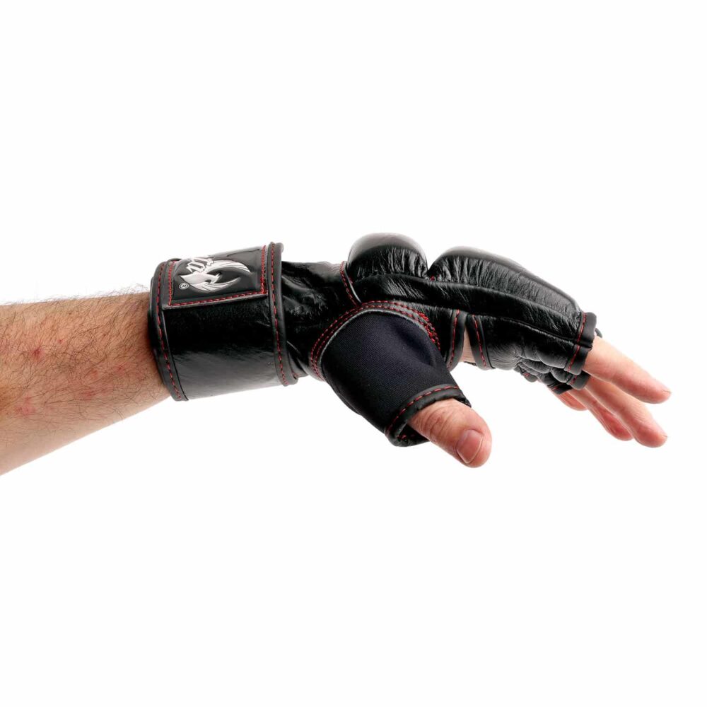 Gants MMA HELLFIRE noirs en cuir de buffle premium, avec mousse haute densité, paume ouverte et double scratch, conçus pour l'entraînement et les combats intensifs.