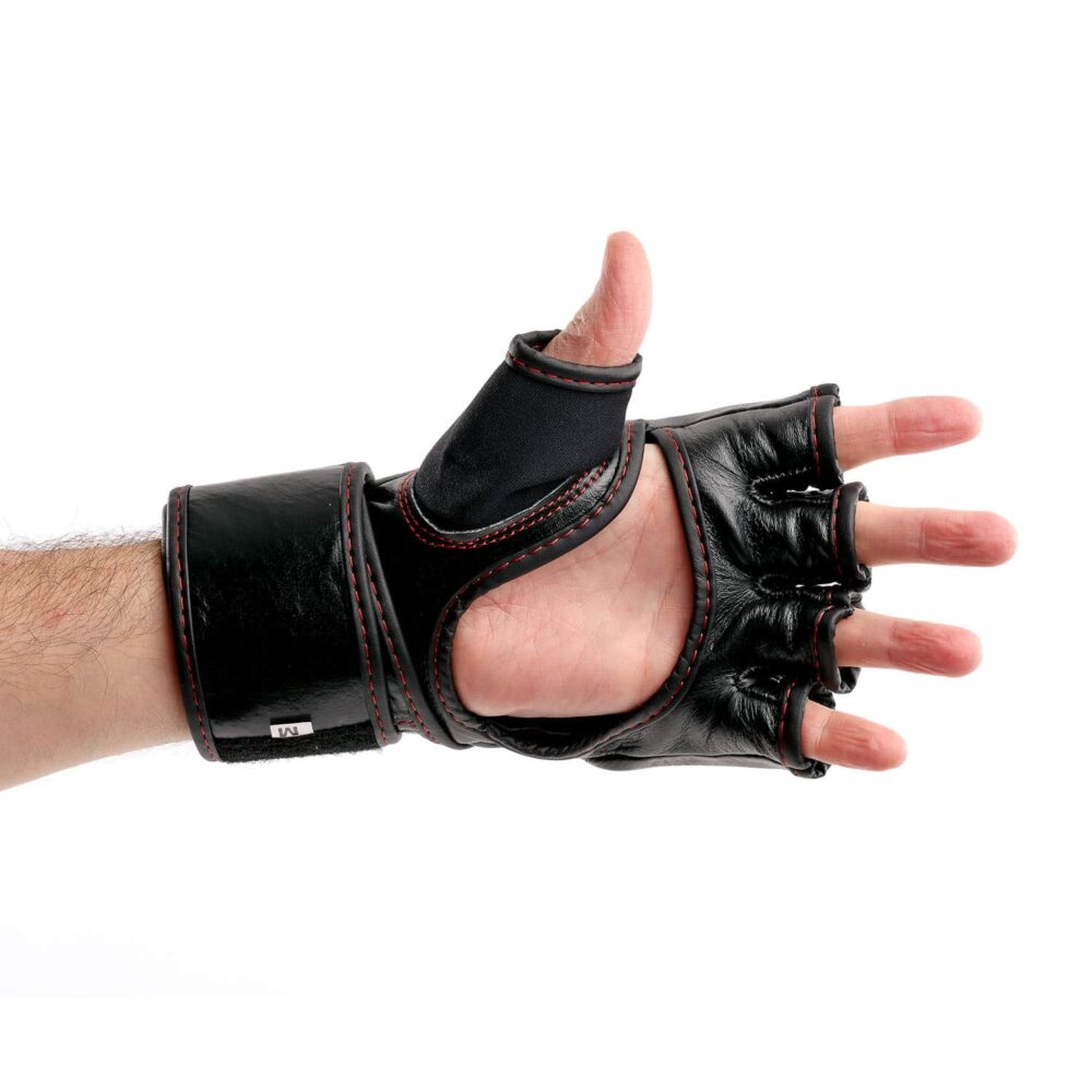 Gants MMA HELLFIRE noirs en cuir de buffle premium, avec mousse haute densité, paume ouverte et double scratch, conçus pour l'entraînement et les combats intensifs.