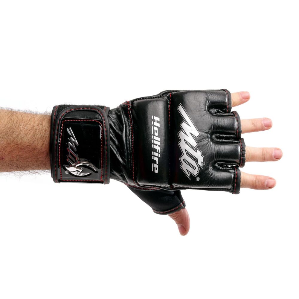 Gants MMA HELLFIRE noirs en cuir de buffle premium, avec mousse haute densité, paume ouverte et double scratch, conçus pour l'entraînement et les combats intensifs.