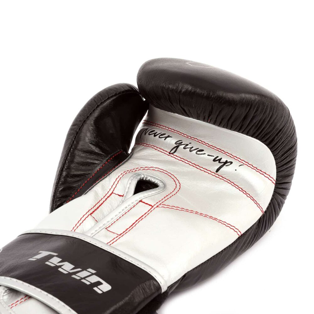 Gants de sac TWIN Identity noirs, en cuir avec mousse Shock Absorbing, adaptés aux frappes sur sac et exercices en binôme.